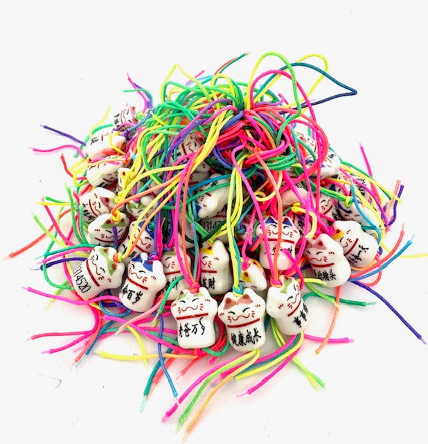 Groothandel Kleurrijke Gelukskat Hangers – Maneki Neko (50 stuks)