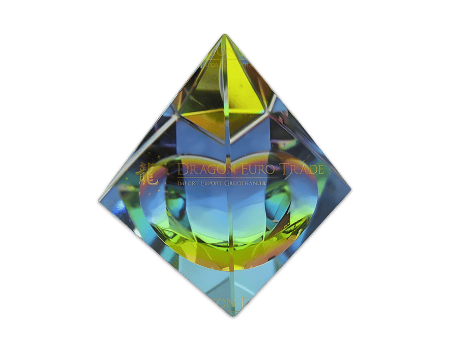 Gekleurde kristalpiramide 7 × 7 cm
