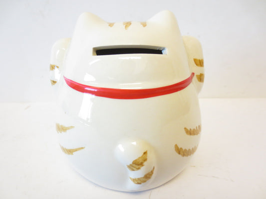 Lucky Cat op rood kussen
