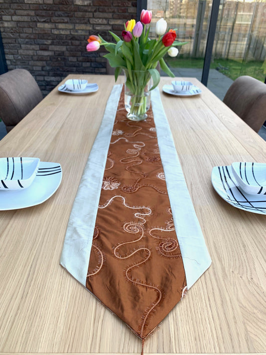 Elegante geborduurde tafelloper – bruine en zilverkleurige decoratieve tafelloper
