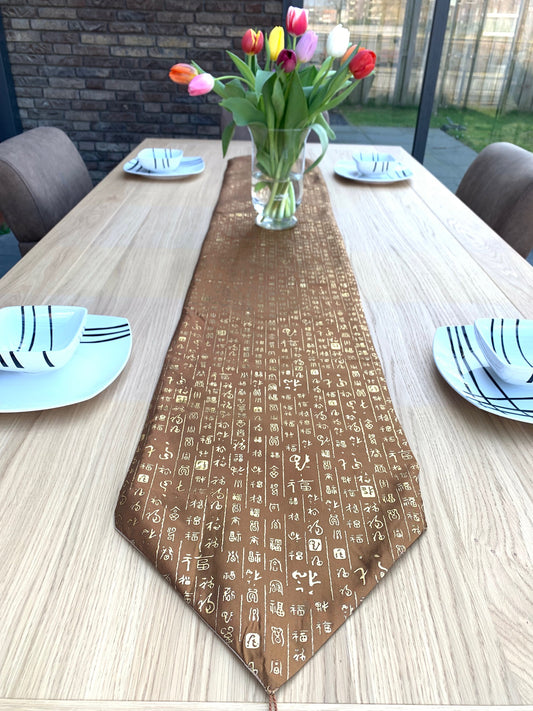 Elegante geborduurde tafelloper – Bruinleurige decoratieve tafelloper