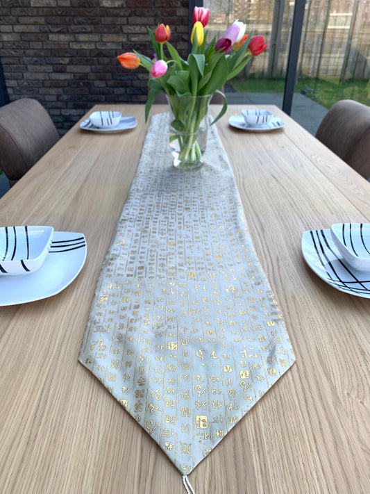 Elegante geborduurde tafelloper – Zilverleurige decoratieve tafelloper