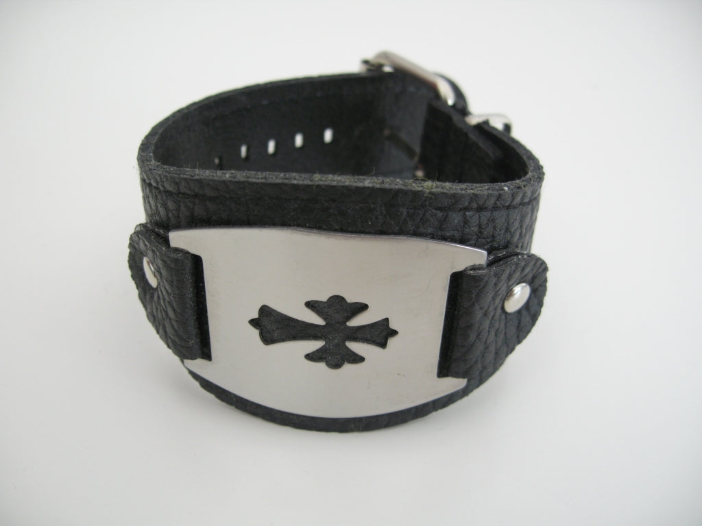 Armband met metalen plaat met een kruis
