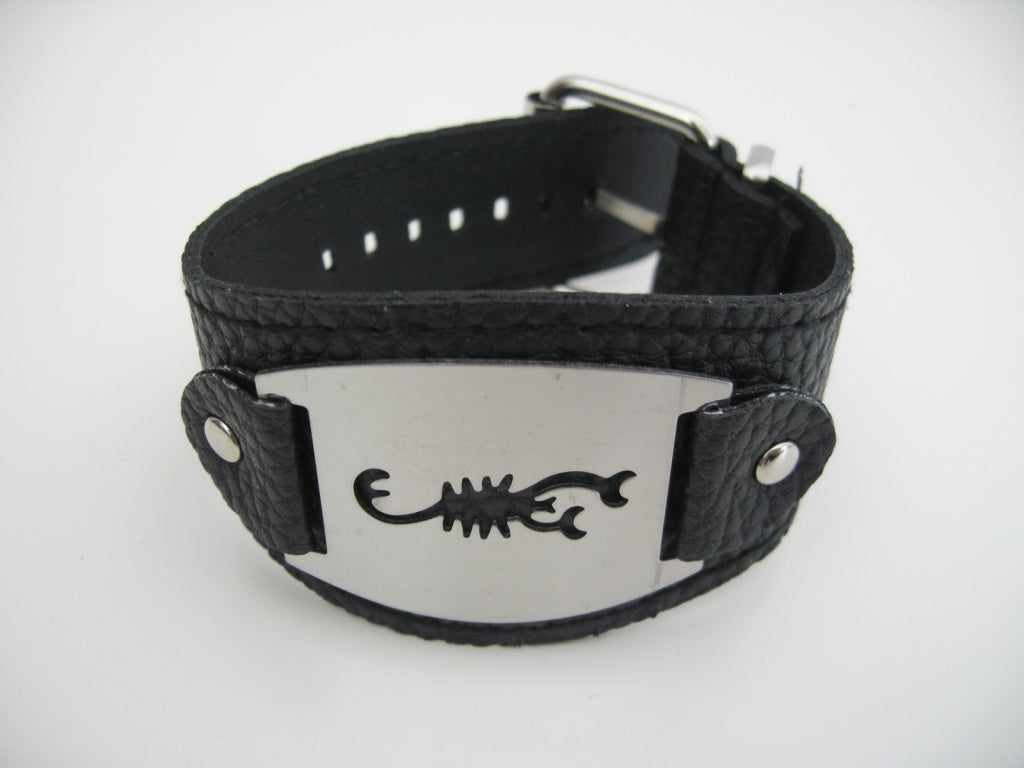 Armband met metalen plaat met een Skorpion