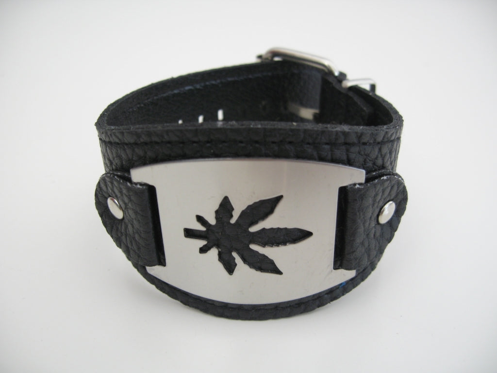 Armband met metalen plaat met marihuana