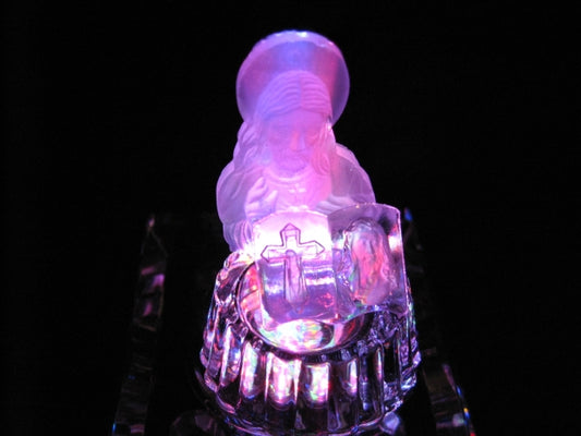 Kristallen beeld Jezus metbijbel