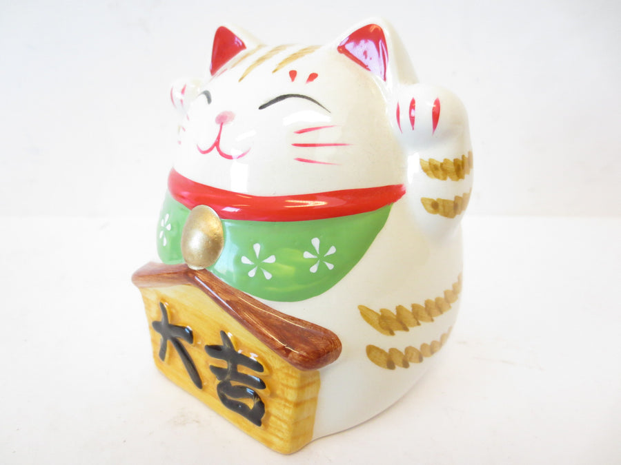 Lucky Cat op rood kussen