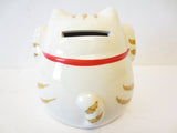 Lucky Cat op rood kussen