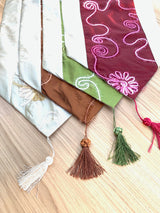 Elegante geborduurde tafelloper – bruine en zilverkleurige decoratieve tafelloper