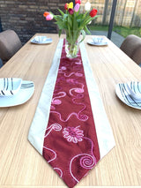 Elegante geborduurde tafelloper – Bordeauxrood en Zilverkleurige decoratieve tafelloper