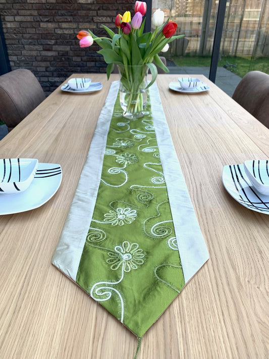 Elegante geborduurde tafelloper – Groen en Zilverkleurige decoratieve tafelloper