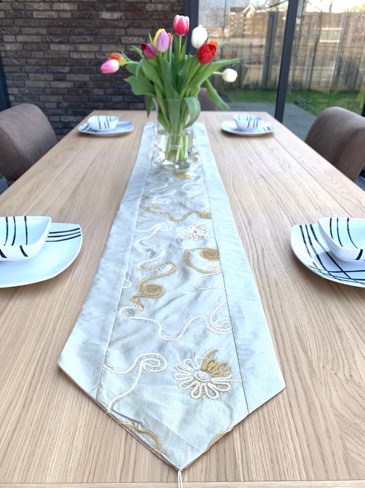 Elegante geborduurde tafelloper – Zilverkleurige decoratieve tafelloper