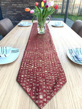 Elegante geborduurde tafelloper – Bordeauxroodleurige decoratieve tafelloper