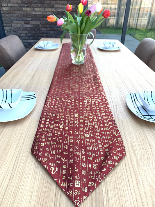Elegante geborduurde tafelloper – Bordeauxroodleurige decoratieve tafelloper