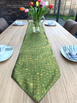 Elegante geborduurde tafelloper – Olijfgroenleurige decoratieve tafelloper