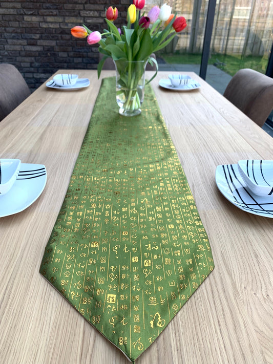 Elegante geborduurde tafelloper – Olijfgroenleurige decoratieve tafelloper