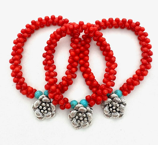 Rode Geclusterde Koraalkralenarmband met Bloemenbedel