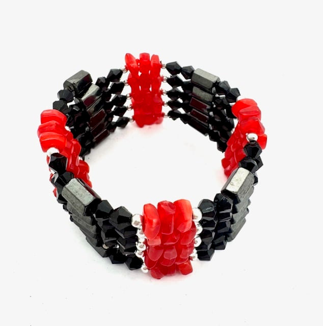 Rode Magnetisch Wikkelarmband met Zwarte Kralen