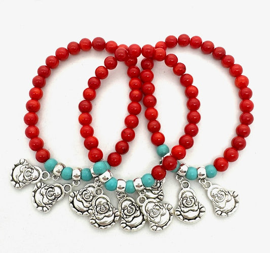 Rotes Korallenperlenarmband met 3 Happy-Buddha-bevestigingen